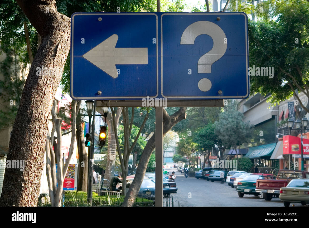 Un modo cartello stradale e il punto interrogativo per le strade di Città del Messico Foto Stock