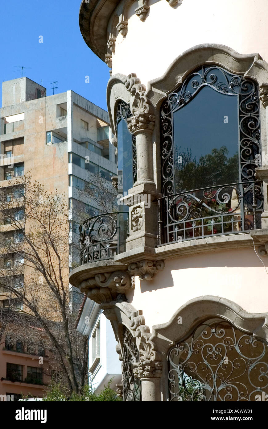 Ornato Deco edificio gotico in città del Messico con torre moderna blocco dietro Foto Stock