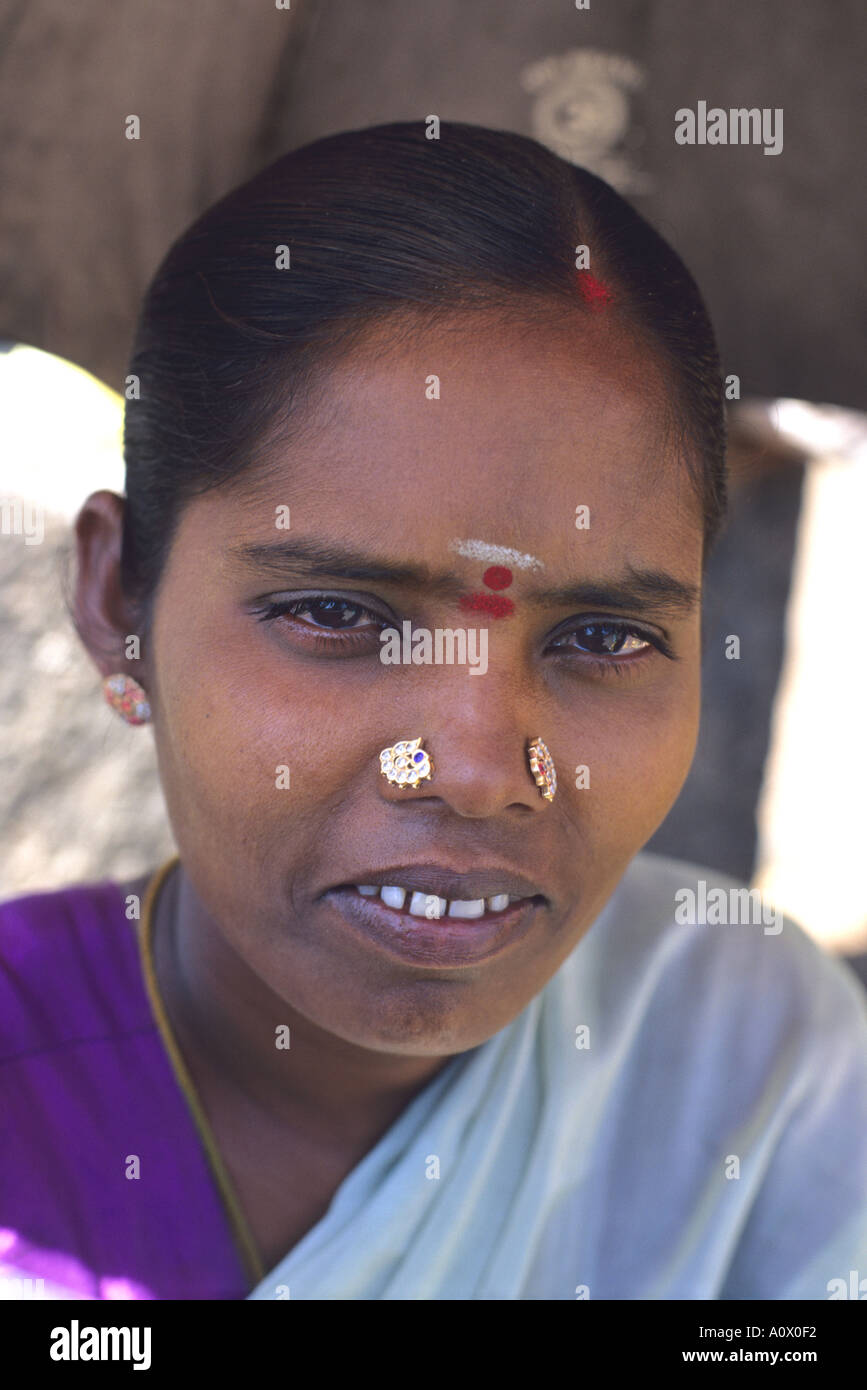 Una donna indiana con piercing per il naso Foto Stock