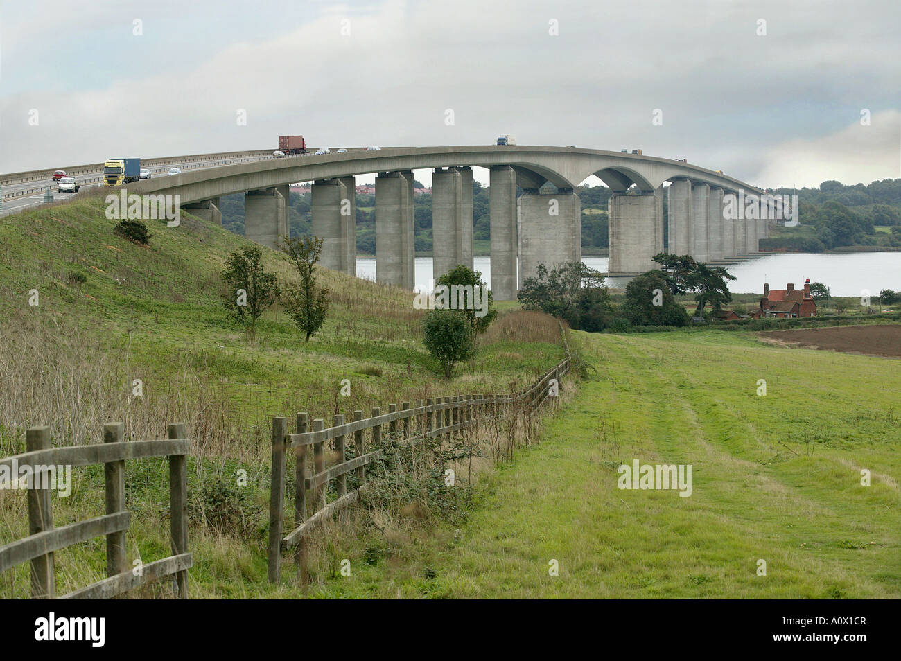 Il ponte di Orwell nel Suffolk un importante percorso e collegamento tra Ipswich e Felixstowe aumento nello skyline di Suffolk. Foto Stock