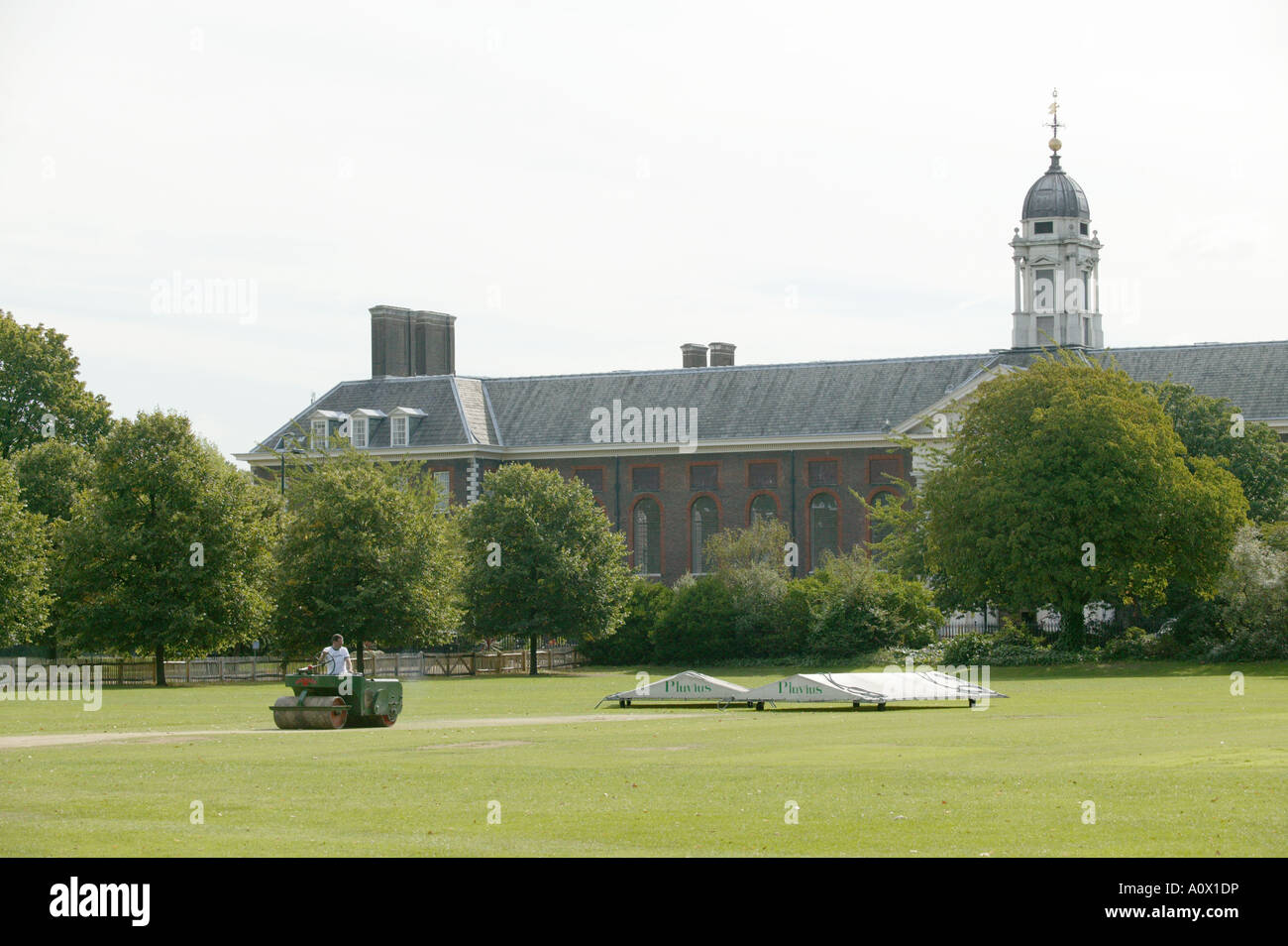 Chelsea Campo da Cricket a inizio estate essendo preparato per via provenienti partita di cricket Foto Stock