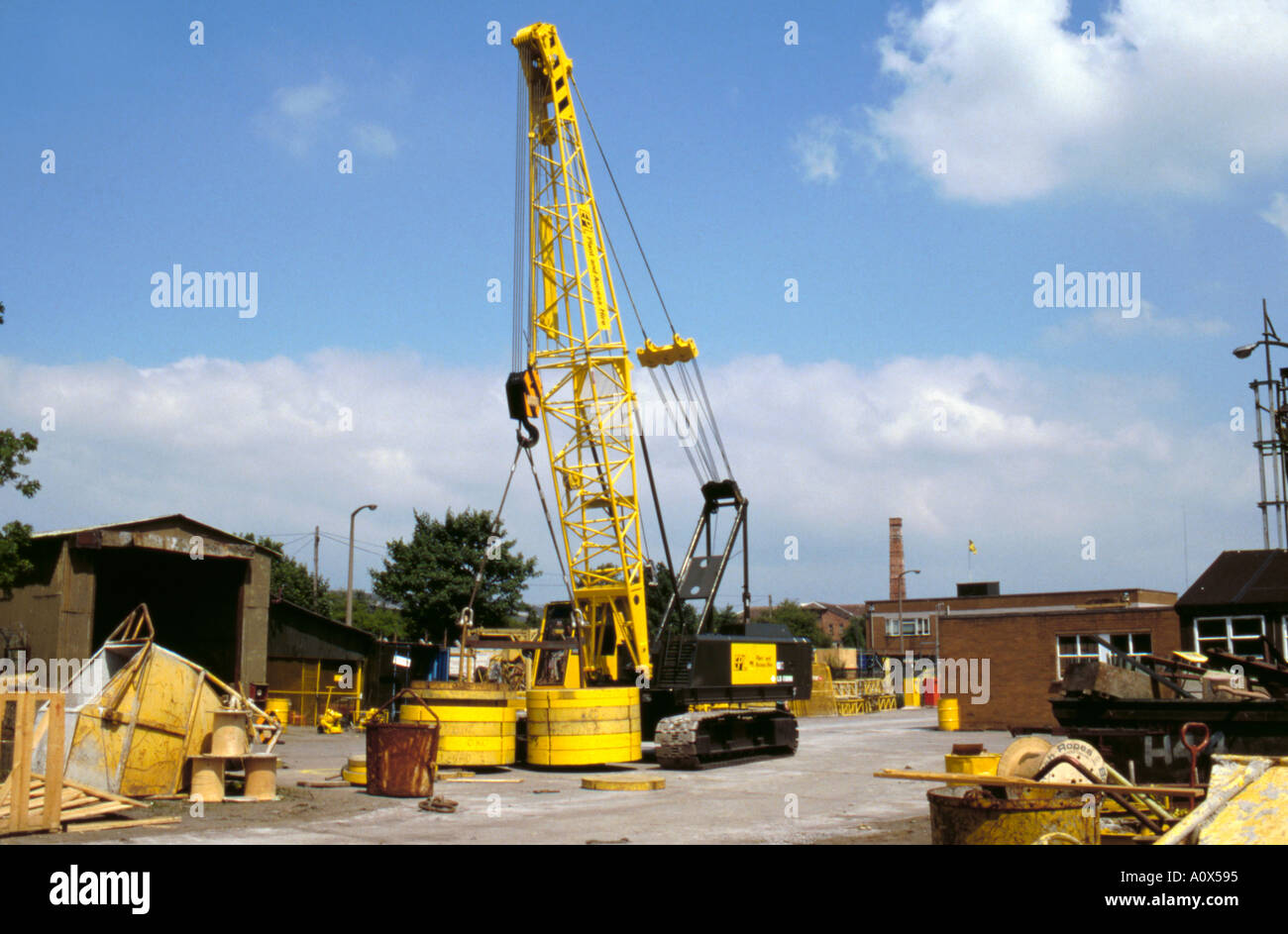 Caterpillar via montato Sumitomo LS 118DX gru cingolata essendo messo attraverso un 25 per cento per la prova di sovraccarico. Foto Stock