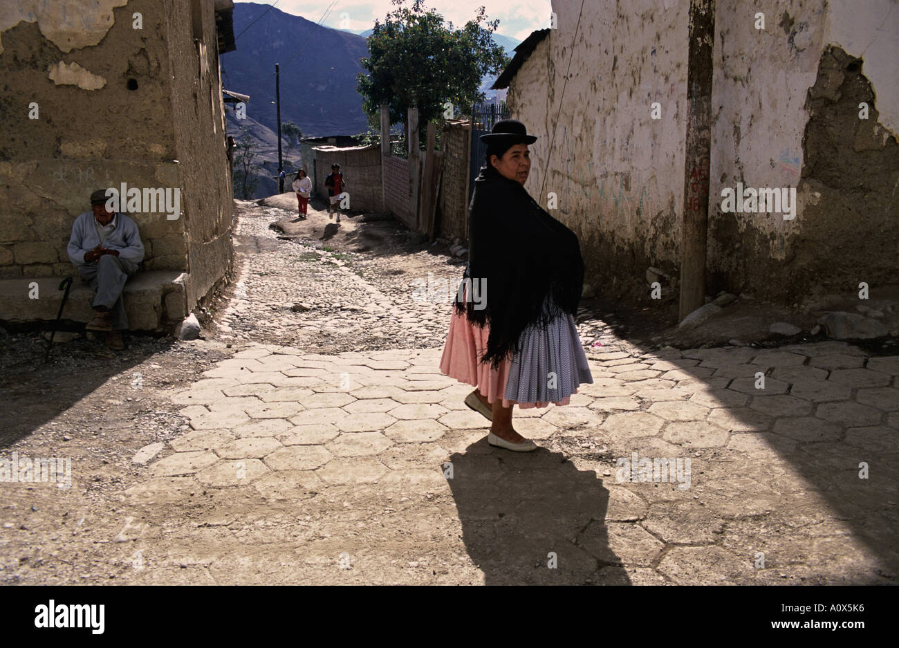 BOLIVIA SORATA donna boliviana in abito tradizionale di cholita hat e ampia gonna hipped Foto Stock