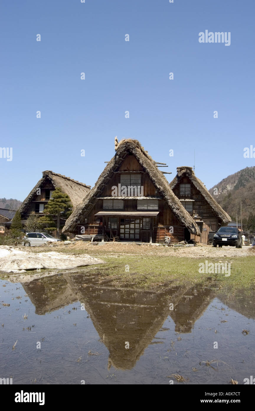 Snow melt riflessione di gasshou zukuri case dai tetti di paglia Shirokawago Ogimachi Prefettura di Gifu isola di Honshu Giappone Asia Foto Stock