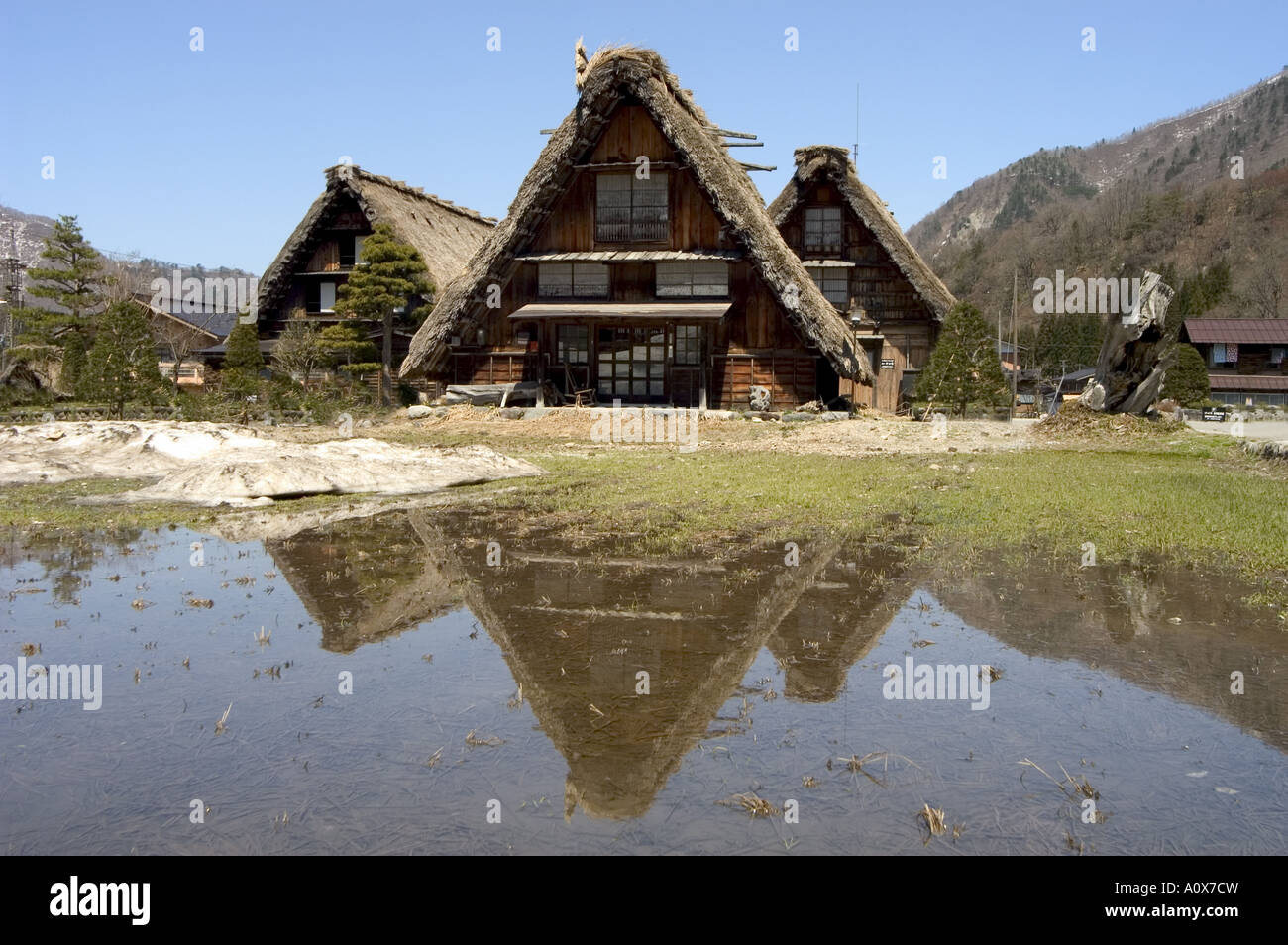 La riflessione di gasshou zukuri case dai tetti di paglia Shirokawago Ogimachi Prefettura di Gifu isola di Honshu Giappone Asia Foto Stock