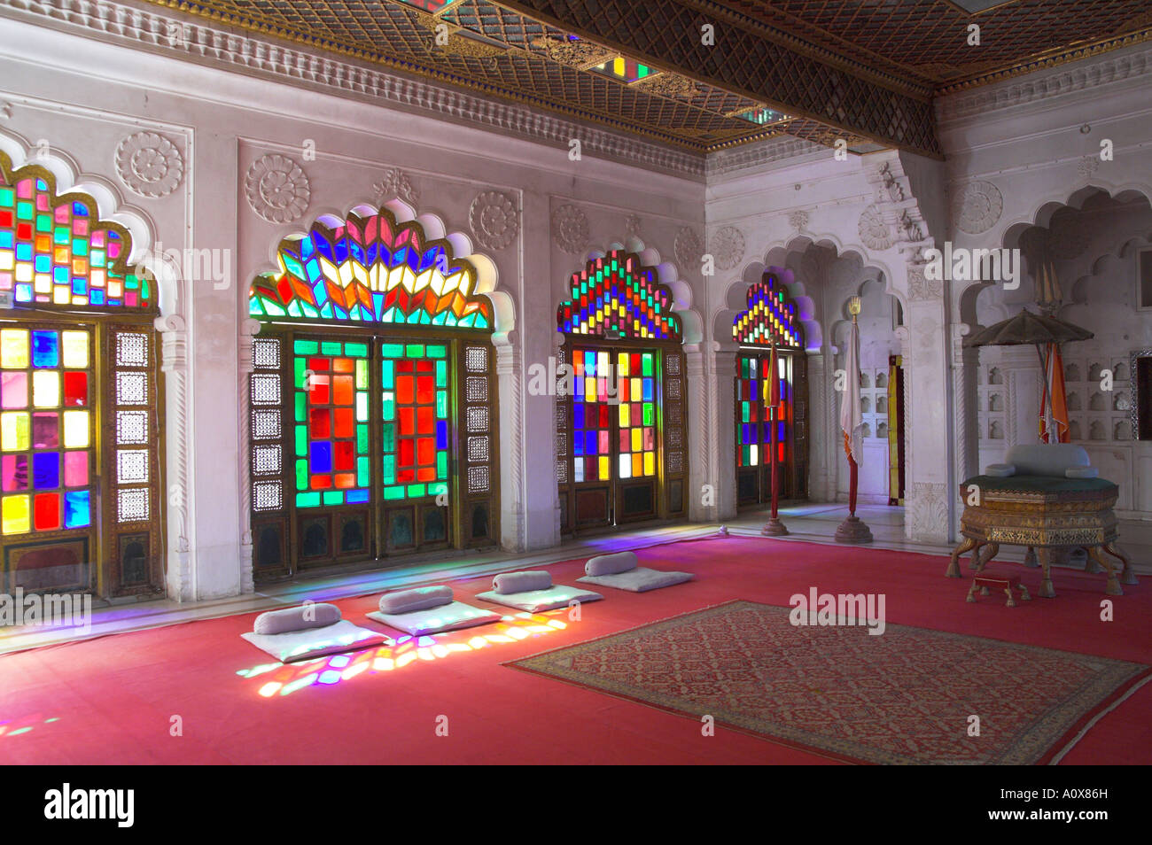 India Rajasthan Jodhpur la città blu Meherangarh fort Museum Maharaja sala del trono visualizzare con colorate in vetro colorato Foto Stock
