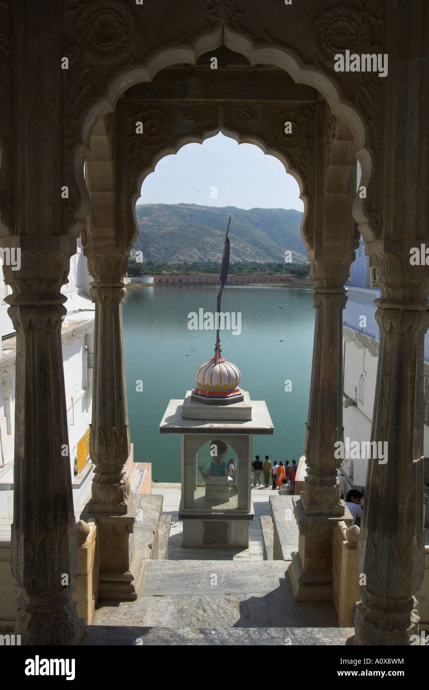 India Rajasthan Pushkar sulla banca del lago sacro dove una lotus generata da Brahma sbarcati vista del lago dalla cima di un Foto Stock