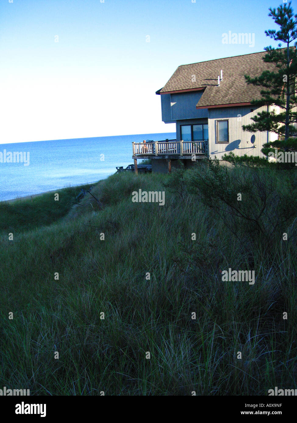 Casa seduto sul bordo dell'acqua del lago Michigan vicino a Muskegon Whitehall Foto Stock