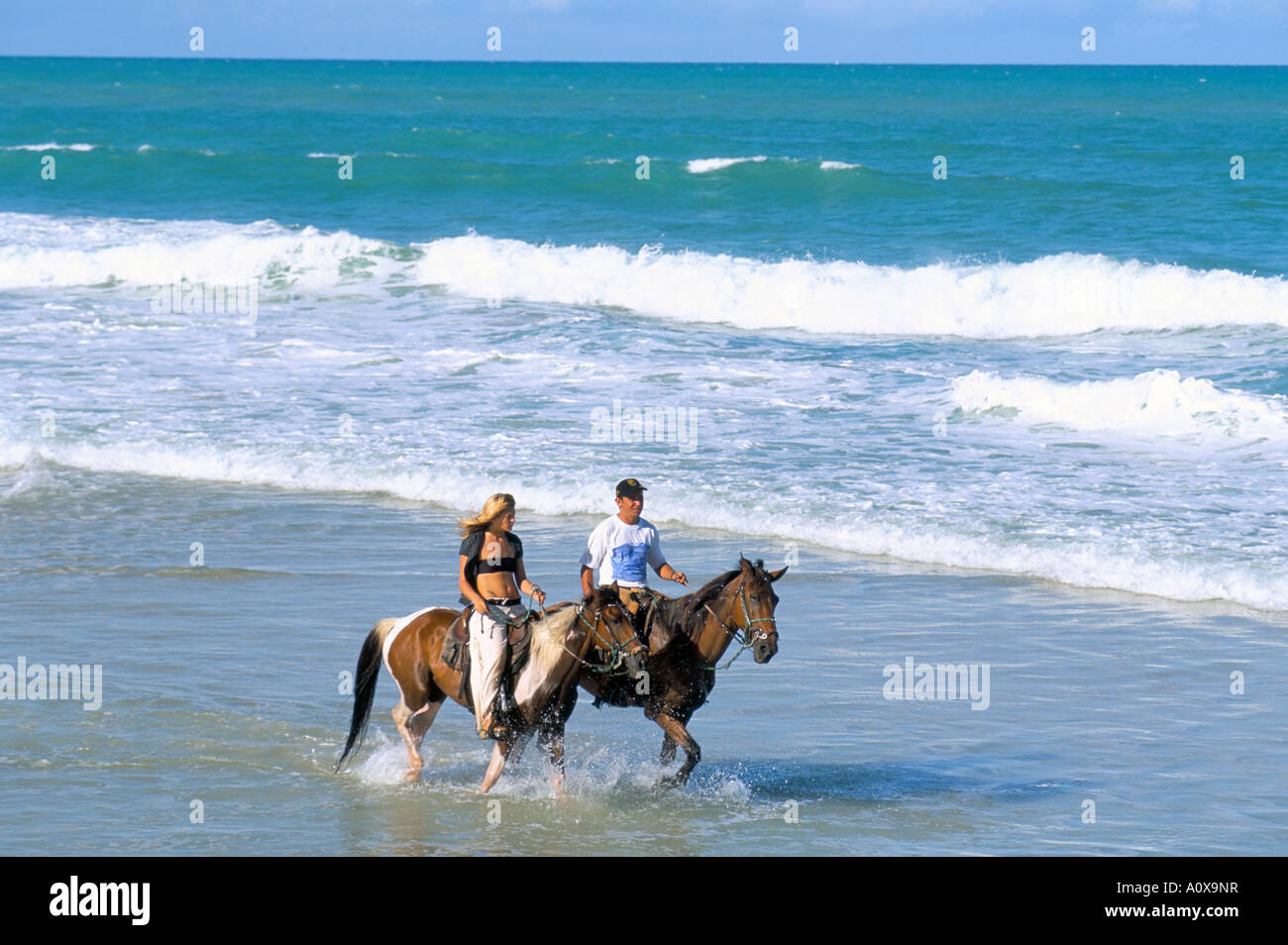 Giovane a cavallo sulla spiaggia Tibau do Sul Natal Rio Grande do Norte stato Brasile America del Sud Foto Stock