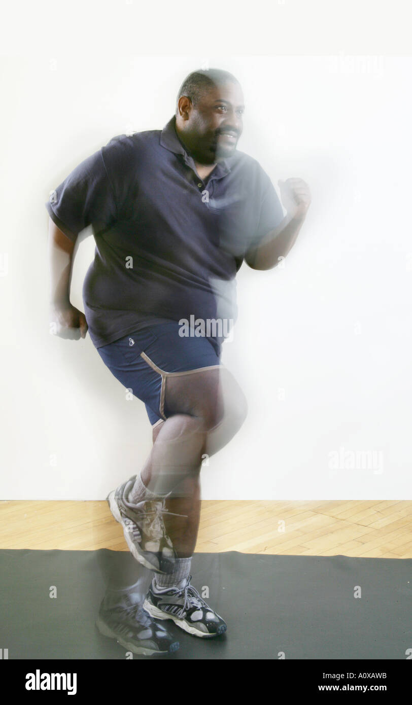 Uomo sovrappeso esercizi per recuperare la sua salute e perdere qualche chilo. Foto Stock