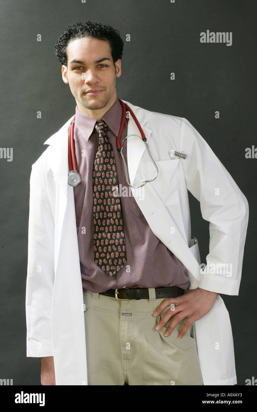 Ritratto di un maschio ispanica medico, medico, studente di medicina o residente. Foto Stock