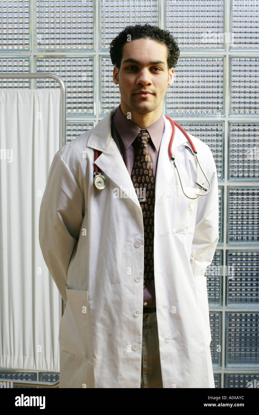 Medico maschio verticale. Foto Stock