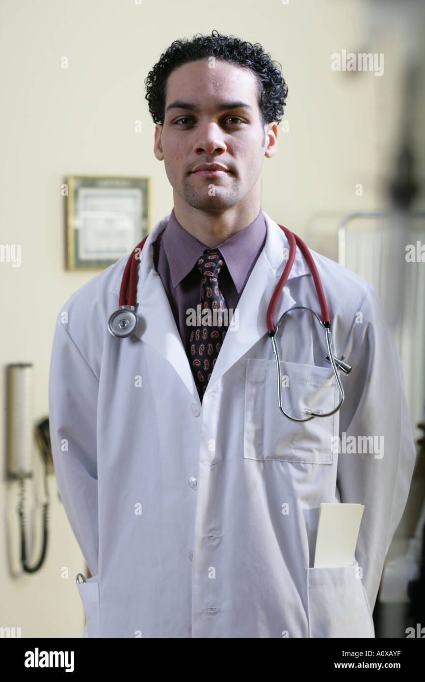Medico maschio ritratto nella sua sala esame. Foto Stock