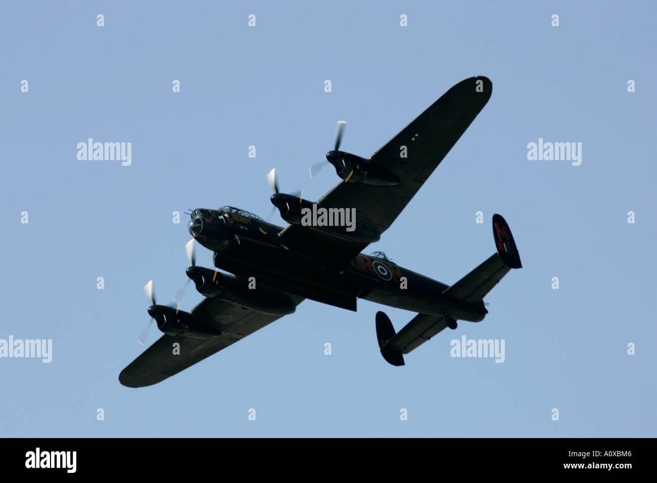 RAF BBMF Lancaster B1 in volo nel cielo blu RIAT 2005 RAF Fairford Gloucestershire England Regno Unito Foto Stock