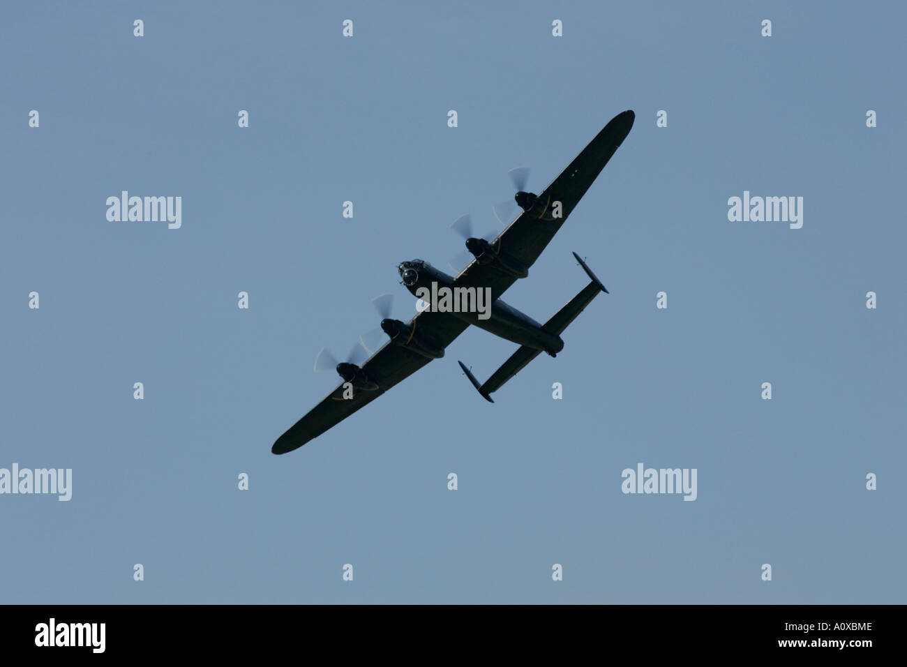 RAF BBMF Lancaster B1 volare nel cielo blu RIAT 2005 RAF Fairford Gloucestershire England Regno Unito Foto Stock