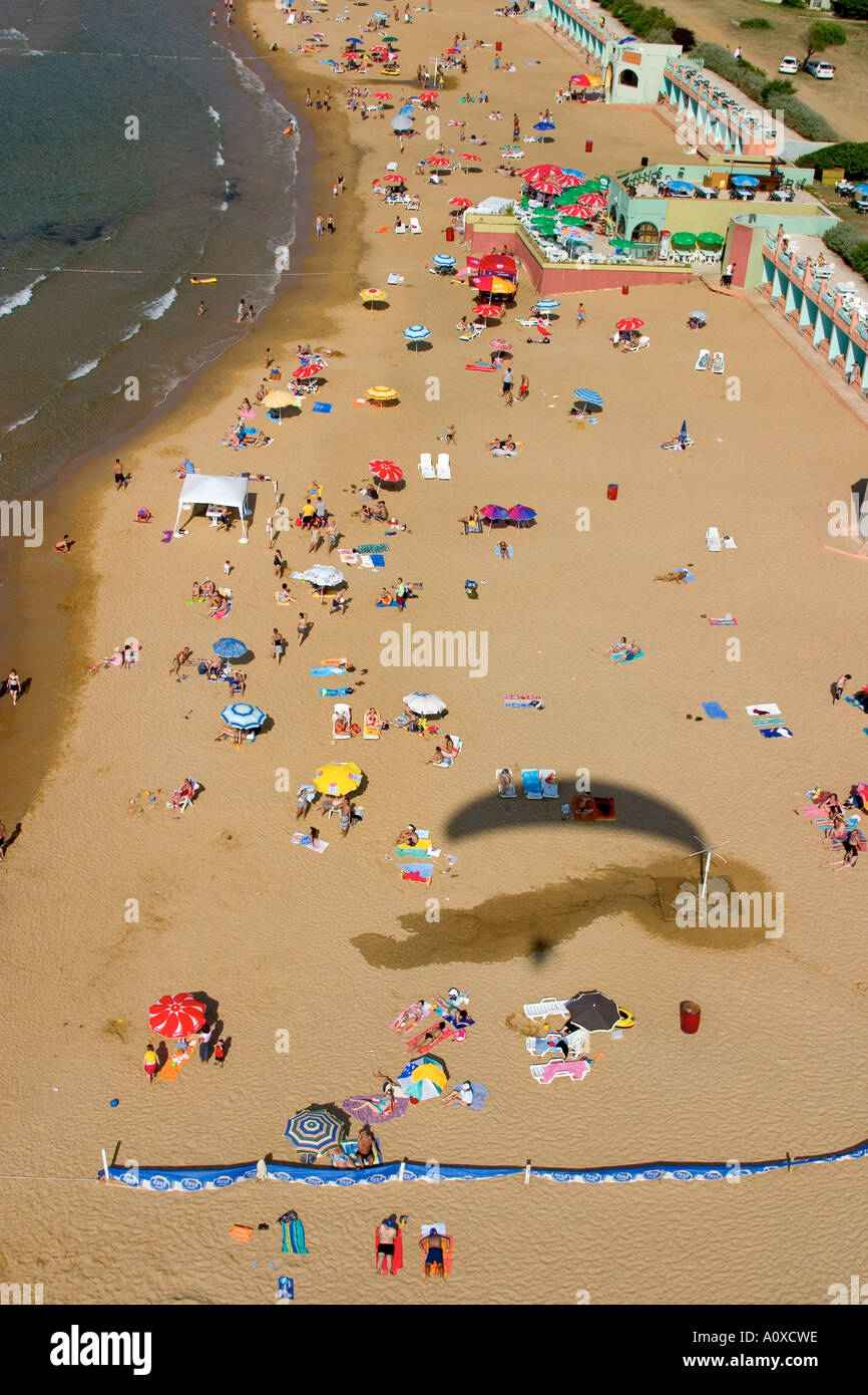 Ombra di un parapendio sulle persone per godersi la spiaggia antenna Kilyos Gumusdere spiaggia costa del Mar Nero di Istanbul in Turchia Foto Stock