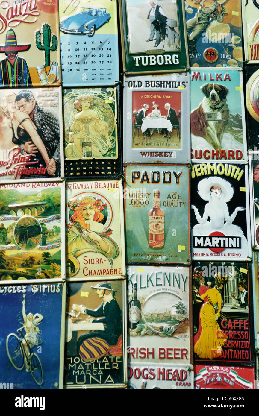 Londra, Regno Unito. Il mercato di Portobello. Vintage di cartelli pubblicitari e poster Foto Stock