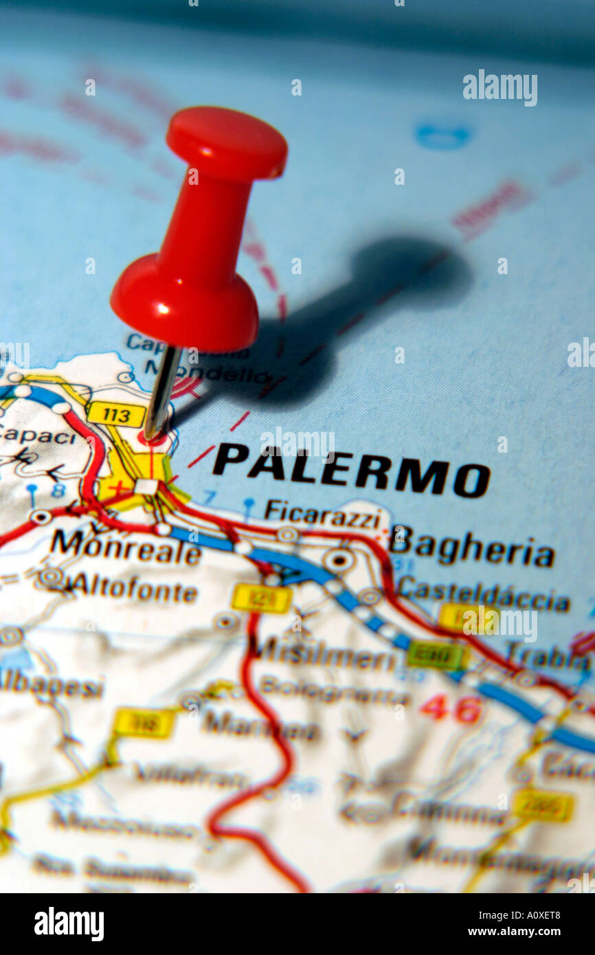 Mappa perno rivolto a Palermo , Sicilia , Italia su una mappa stradale Foto Stock