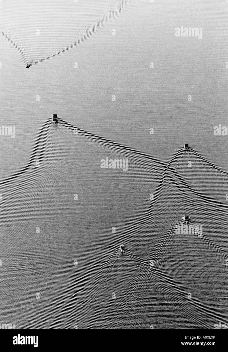 Motoscafi rendendo onde su un lago, antenna Foto Stock