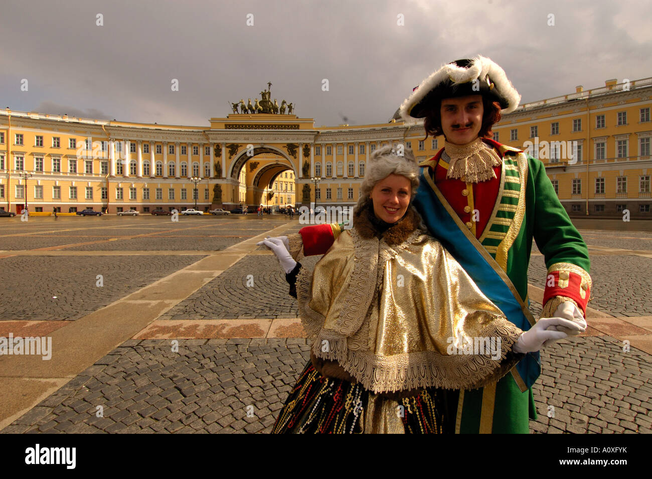 Katharina I. e di Pietro il Grande sulla piazza del castello prima del General Staff building , San Pietroburgo , Russia Foto Stock