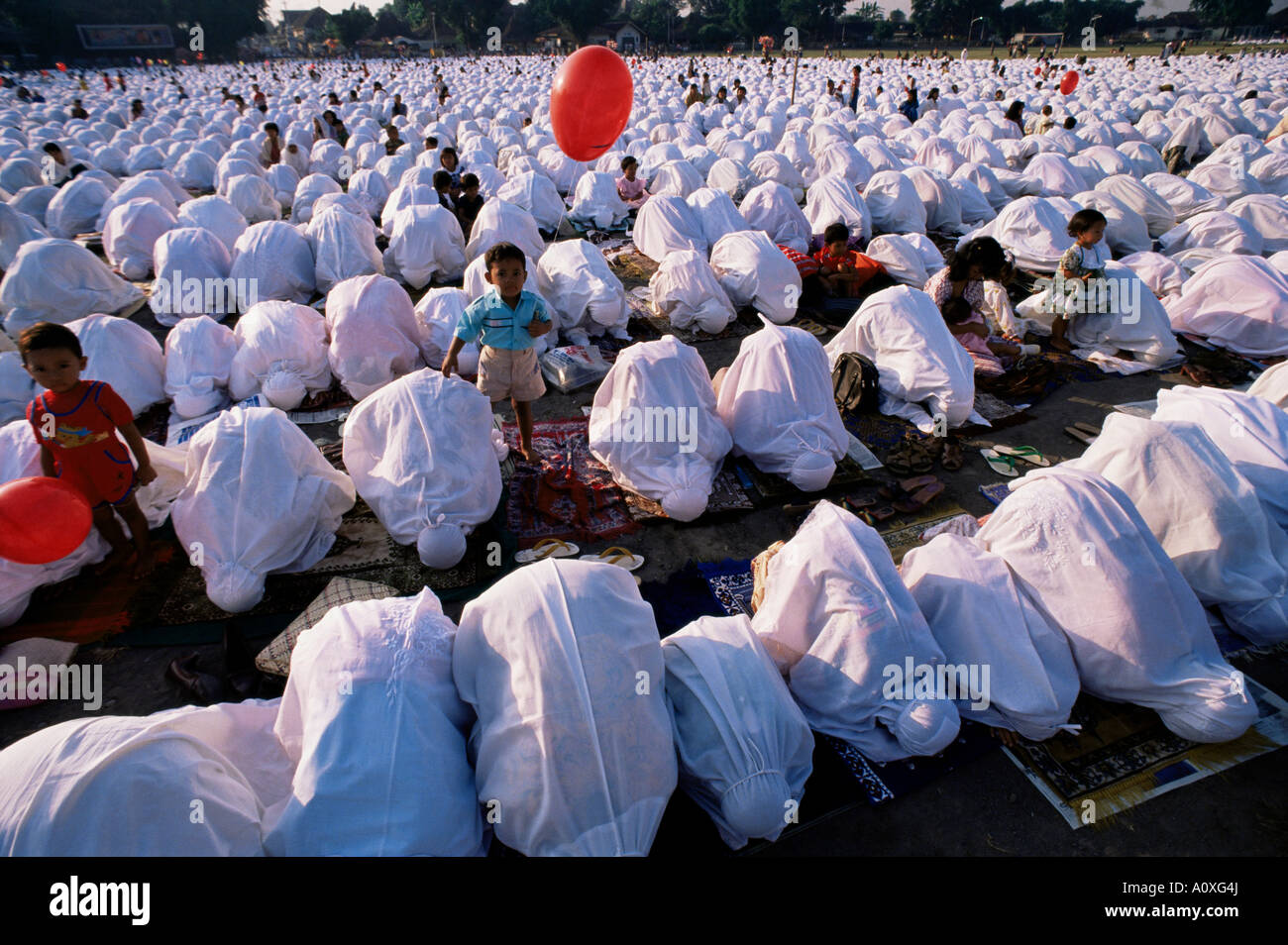 Le donne musulmane a preghiere del mattino Java Indonesia Asia del sud-est asiatico Foto Stock