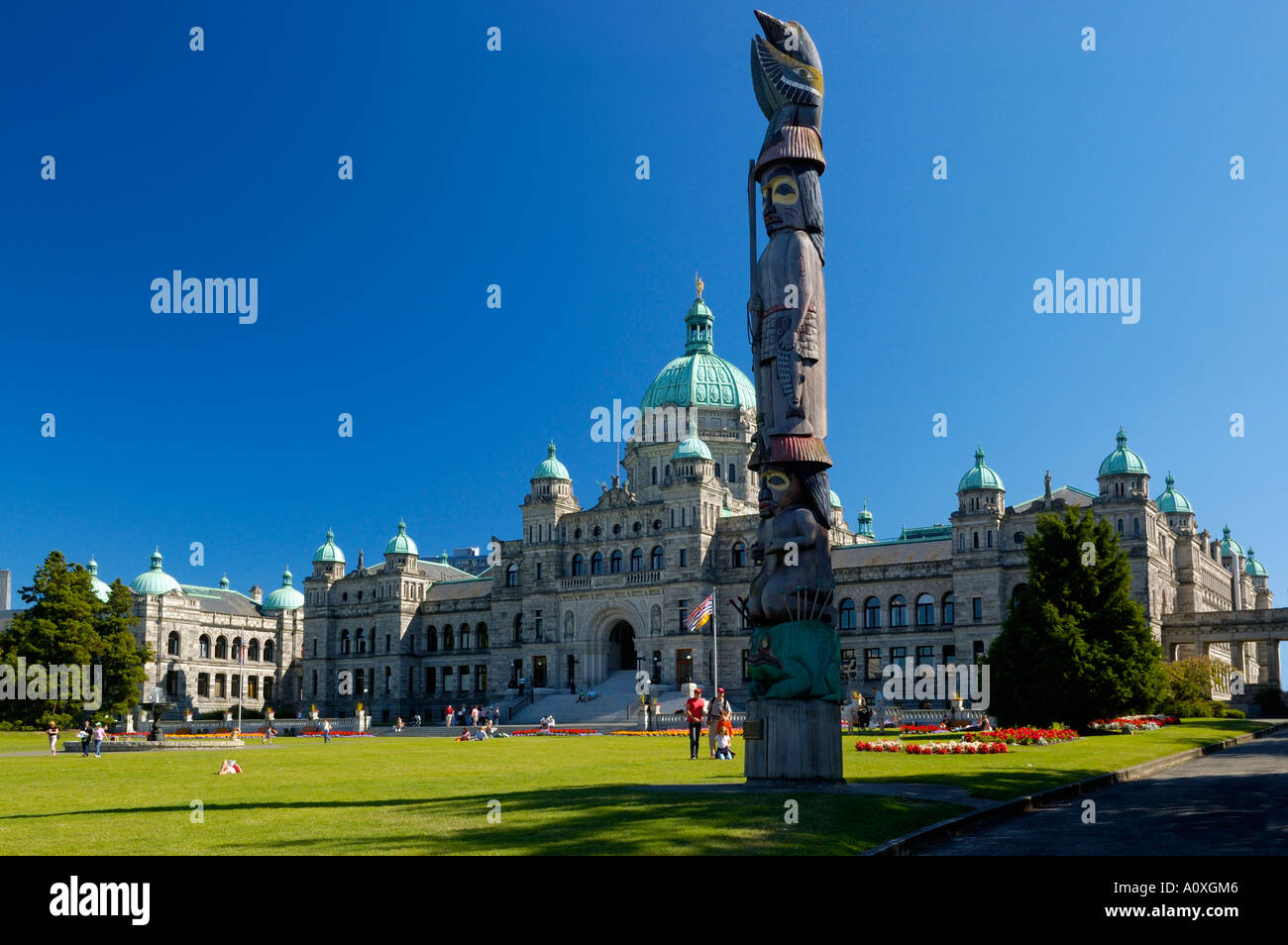 Il totem pole e BC agli edifici del Parlamento Victoria Vancouver Island British Columbia Canada Foto Stock