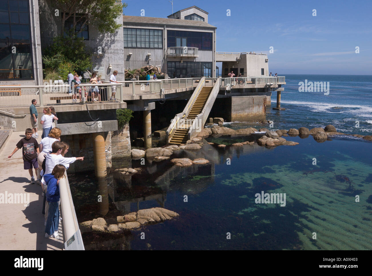 Il Monterey Bay Aquarium esterno di edifici e ai visitatori la visione tidepool Monterey in California Foto Stock
