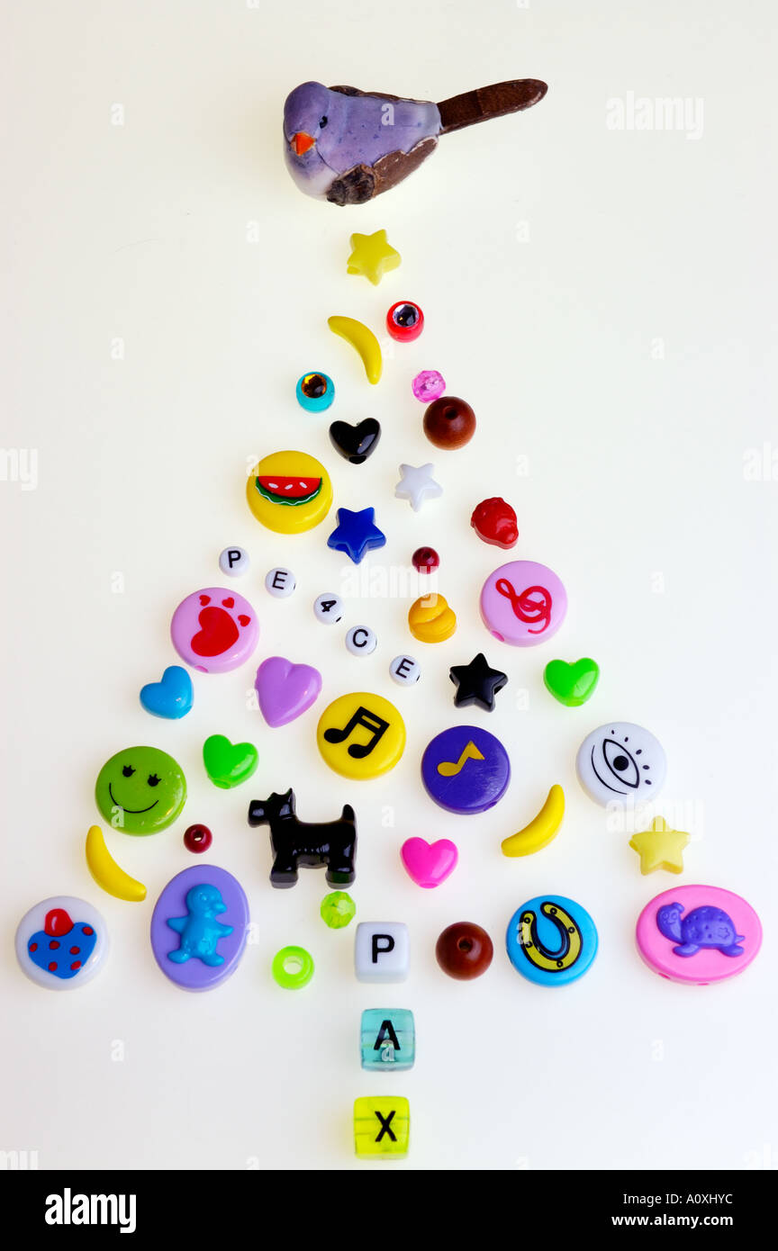 Pace pulsante forme pezzi in un albero di Natale su bianco Foto Stock