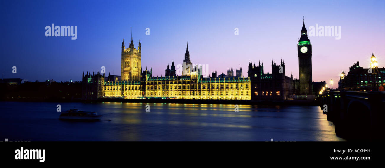 Vista sul Fiume Tamigi di notte per il Big Ben e il Parlamento del Patrimonio Mondiale UNESCO Westminster London Foto Stock