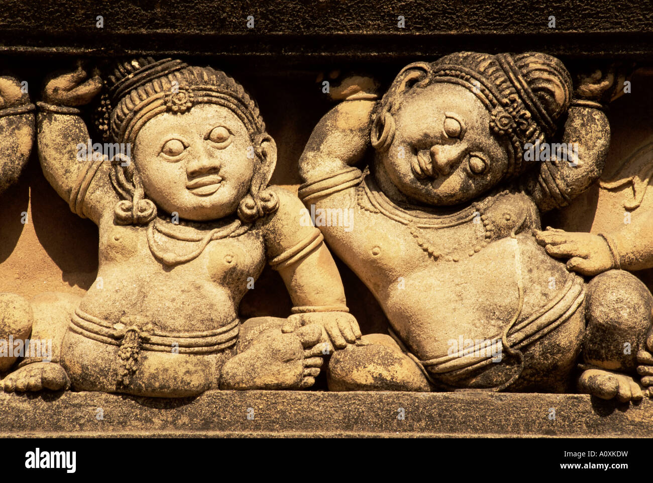 Linea di nani parete del tempio Kelaniya tempio nei pressi di Colombo Sri Lanka asia Foto Stock