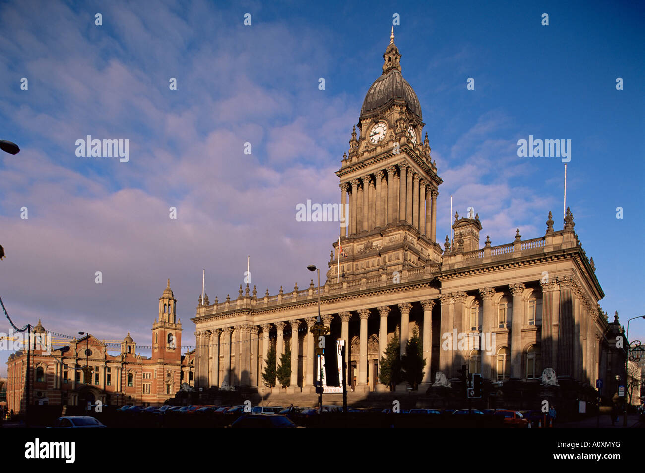 Municipio di un grande edificio Vittoriano sul Headrow Leeds Yorkshire England Regno Unito Europa Foto Stock