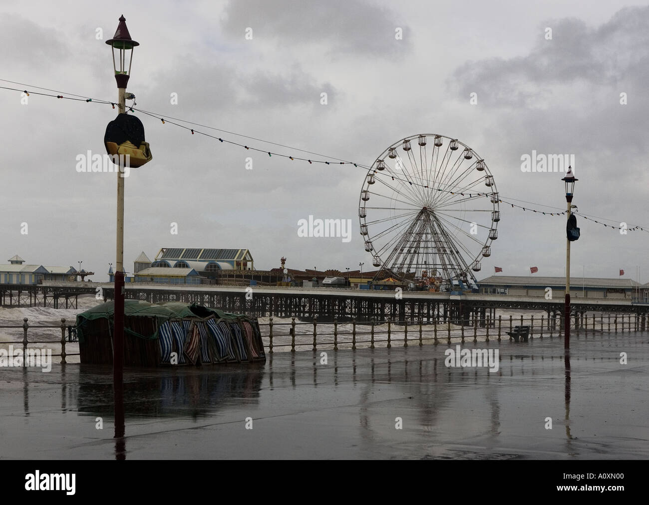 Promenade di Blackpool maltempo sept 2004 Foto Stock