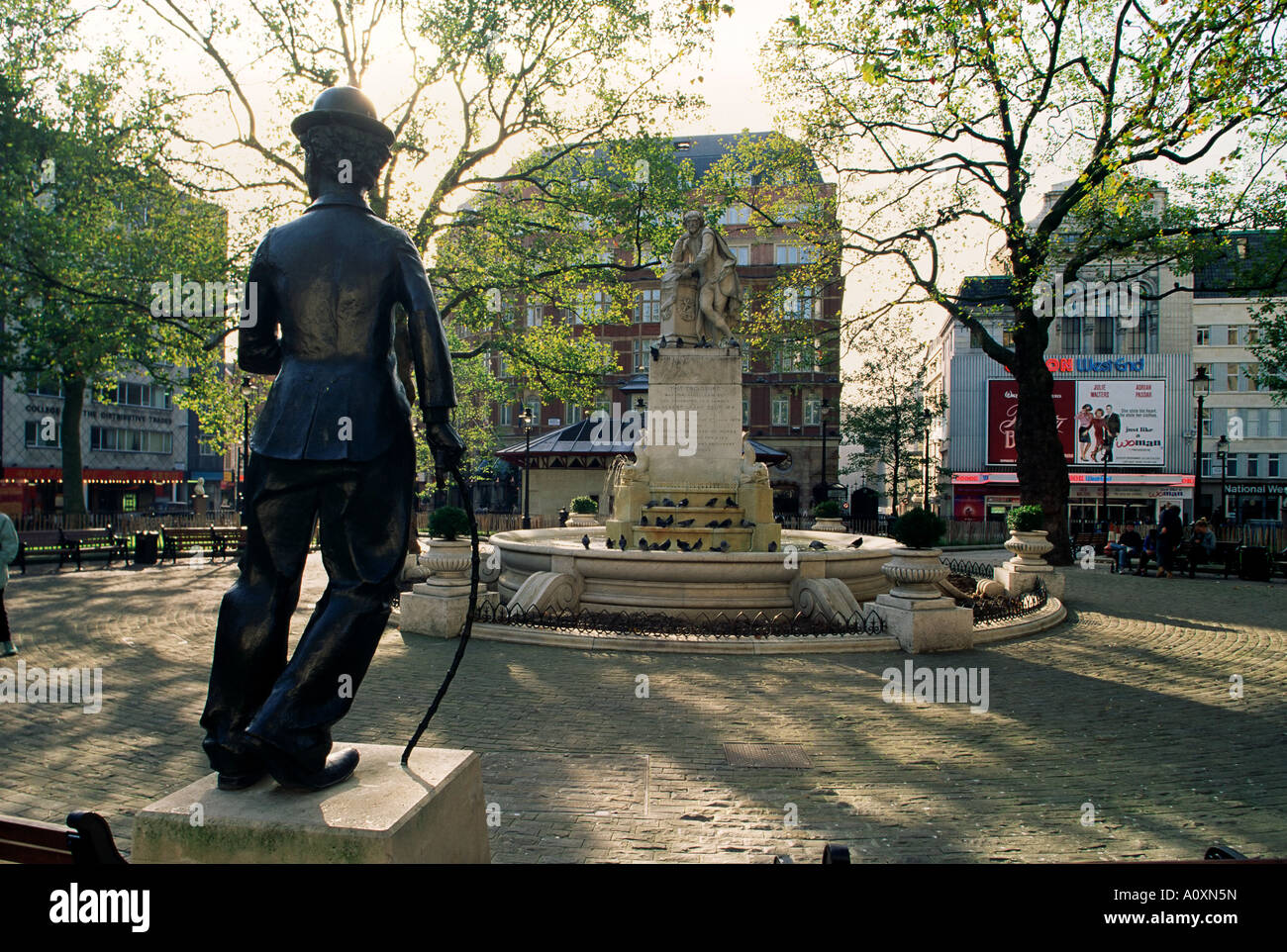 Statua di Chaplin e Leicester Square Londra England Regno Unito Europa Foto Stock