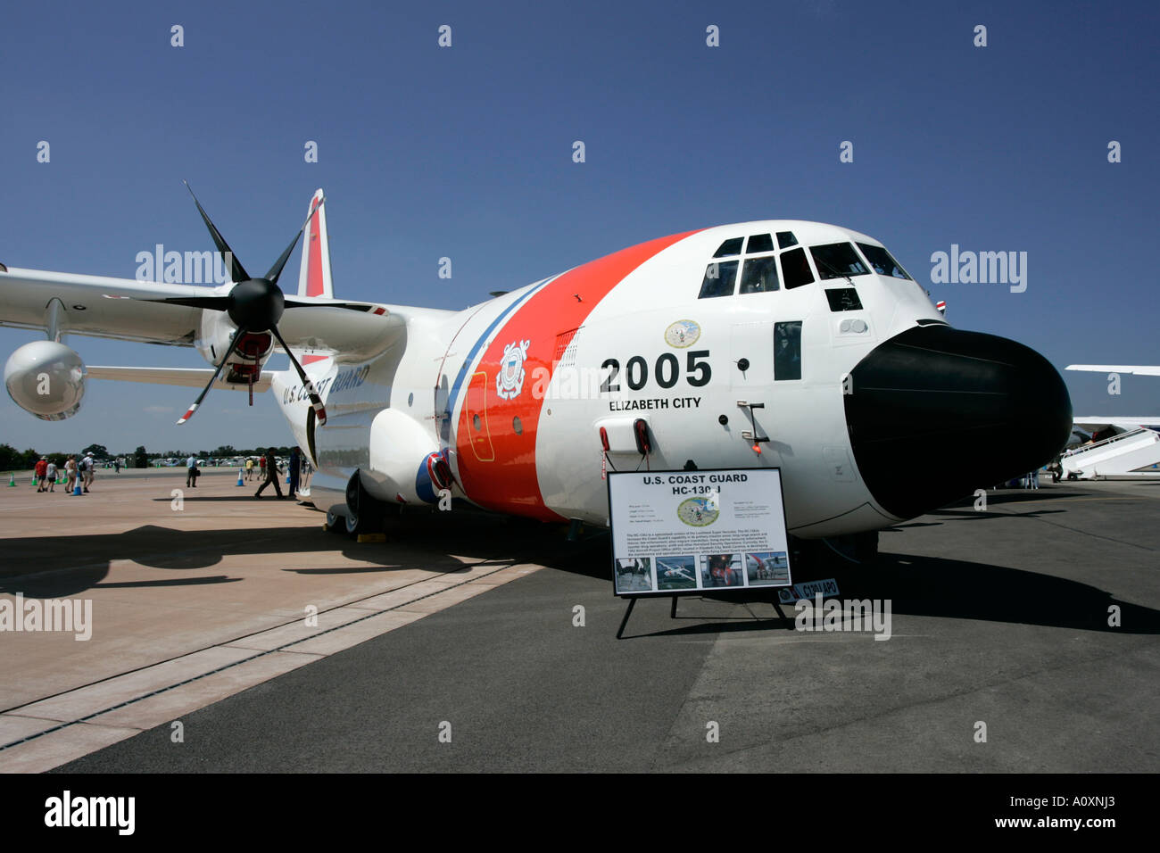 Della Guardia Costiera degli Stati Uniti C 130J Hercules sugli aeromobili di sorveglianza in piena livrea RIAT 2005 RAF Fairford Gloucestershire England Regno Unito Foto Stock