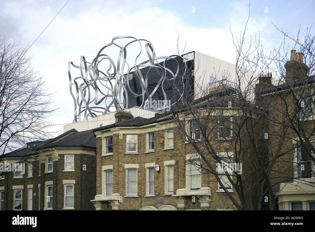 Ben Pimlott Edificio, orafi School of Art di New Cross, Londra, 2005. Scultura in acciaio sulla terrazza sul tetto. Foto Stock
