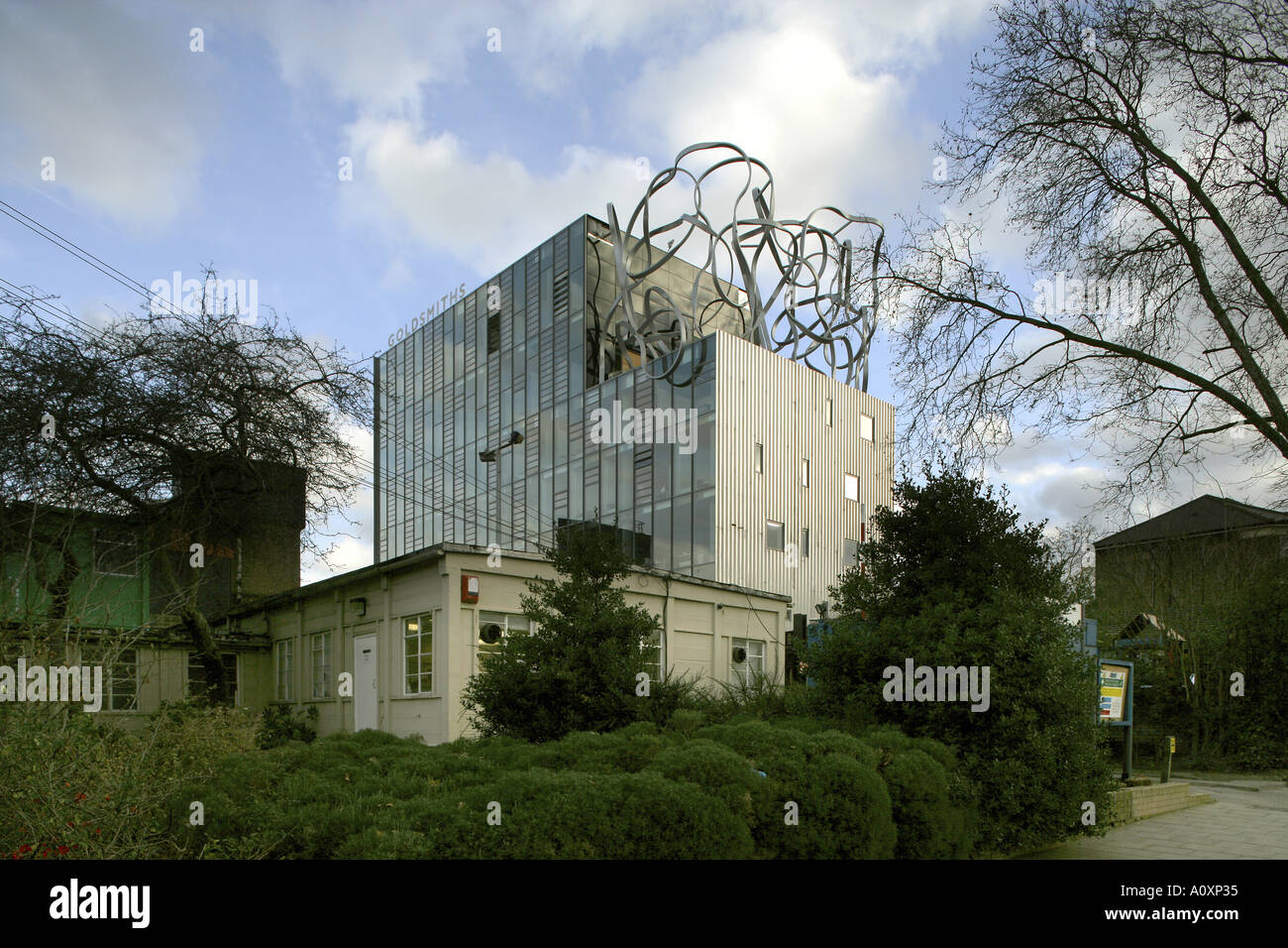 Ben Pimlott Edificio, orafi School of Art di New Cross, Londra, 2005. A nord di elevazione e la scultura in acciaio. Foto Stock