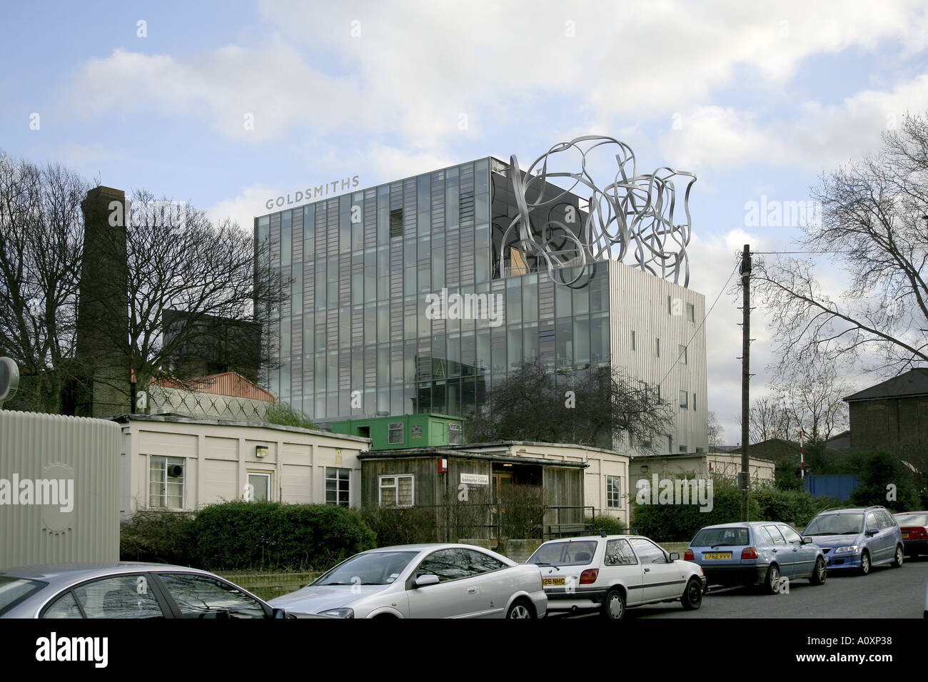 Ben Pimlott Edificio, orafi School of Art di New Cross, Londra, 2005. A nord di elevazione e la scultura in acciaio. Foto Stock