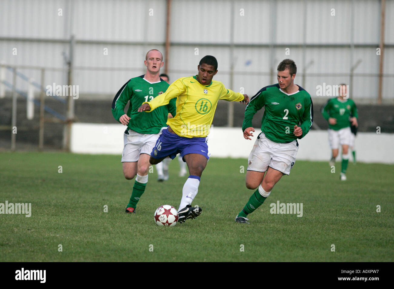 Brasile 16 Sammir vede al via una sfida da N Irlanda 2 Andrew Cleary Irlanda del Nord / Brasile elite sezione sotto 19 latte torneo coppa Foto Stock