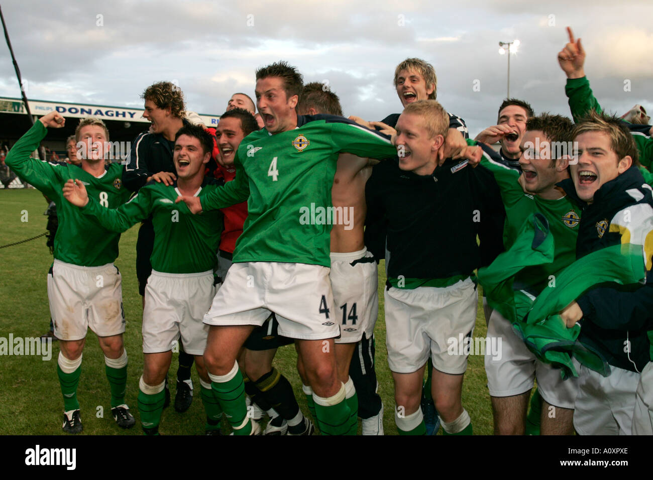 Irlanda del Nord 4 Scott derivazioni migliori celebrazioni dopo aver battuto il Brasile Irlanda del Nord / BRASILE Foto Stock