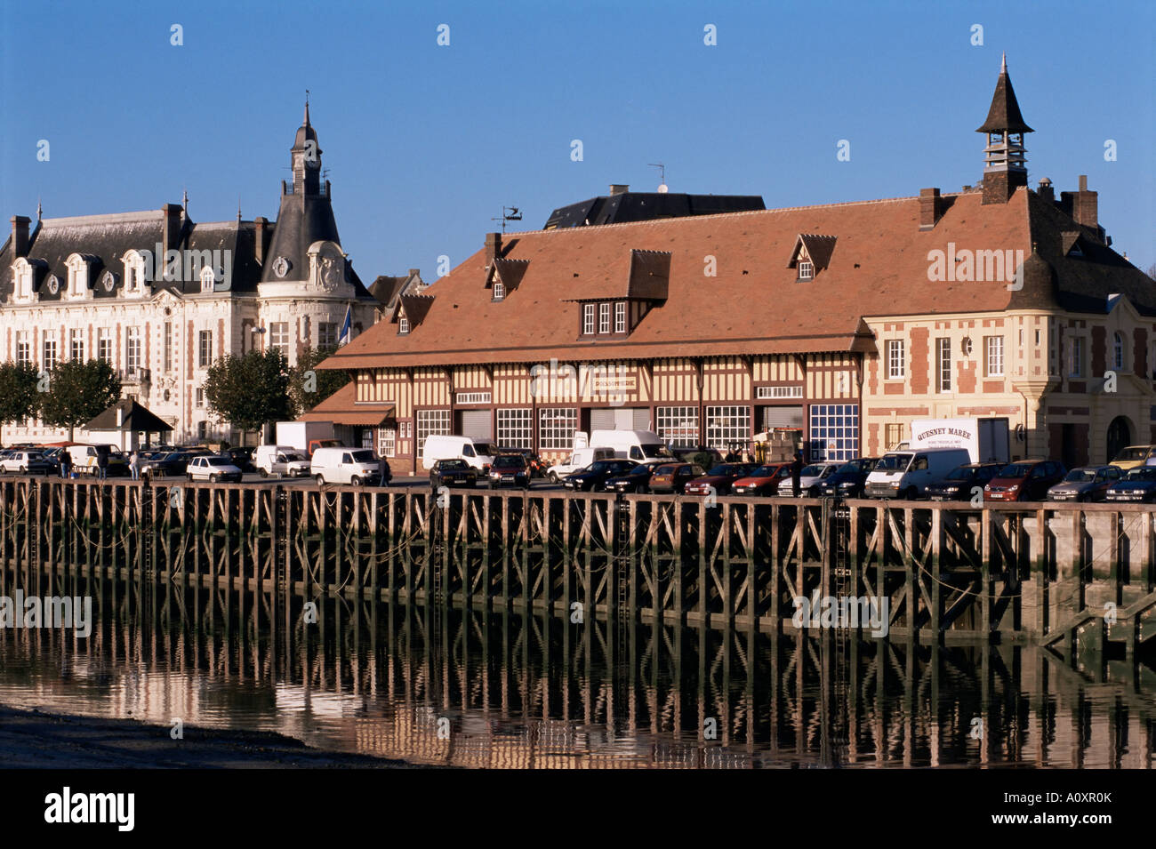 Waterfront e il mercato del pesce a Trouville Basse Normandie Normandia Francia Europa Foto Stock