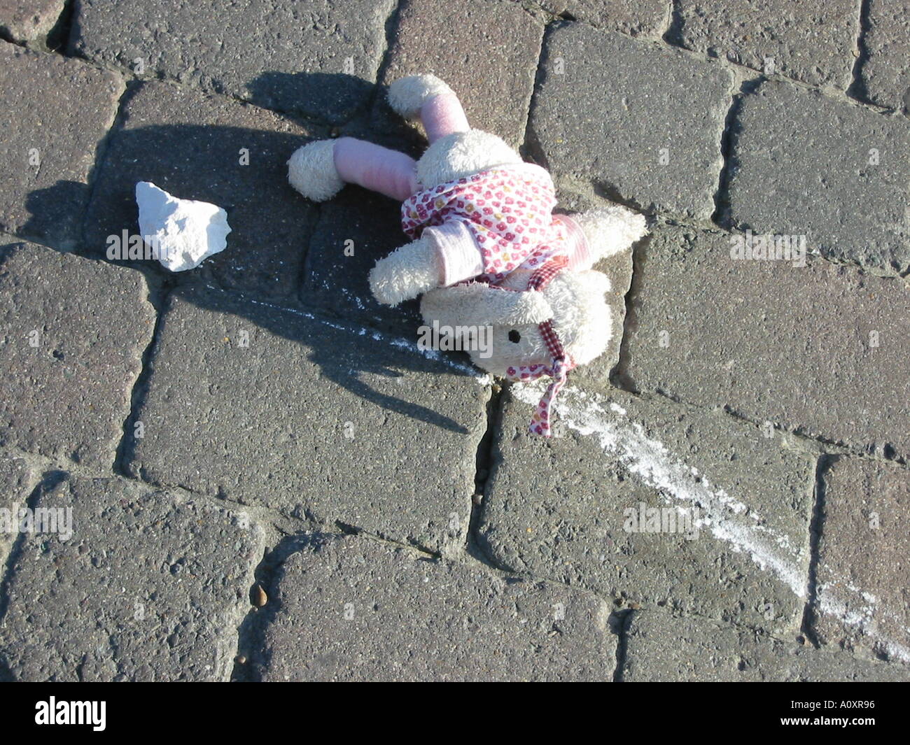Molto Bassa immagine res coniglio giocattolo colpito dalla roccia caduti Foto Stock
