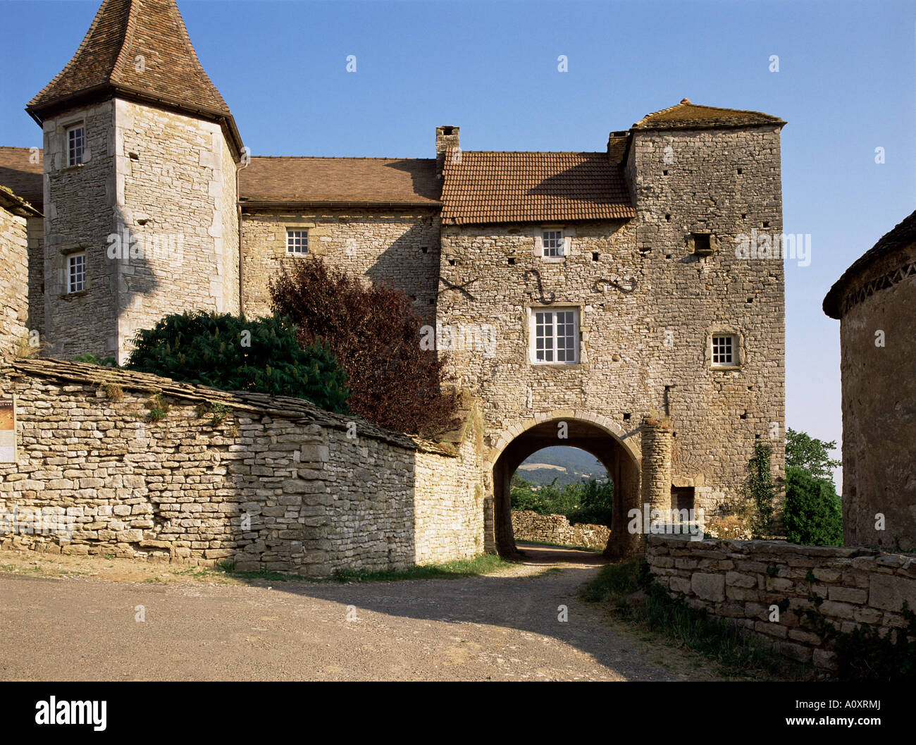 Villaggio fortificato gateway Blanot Borgogna Francia Europa Foto Stock