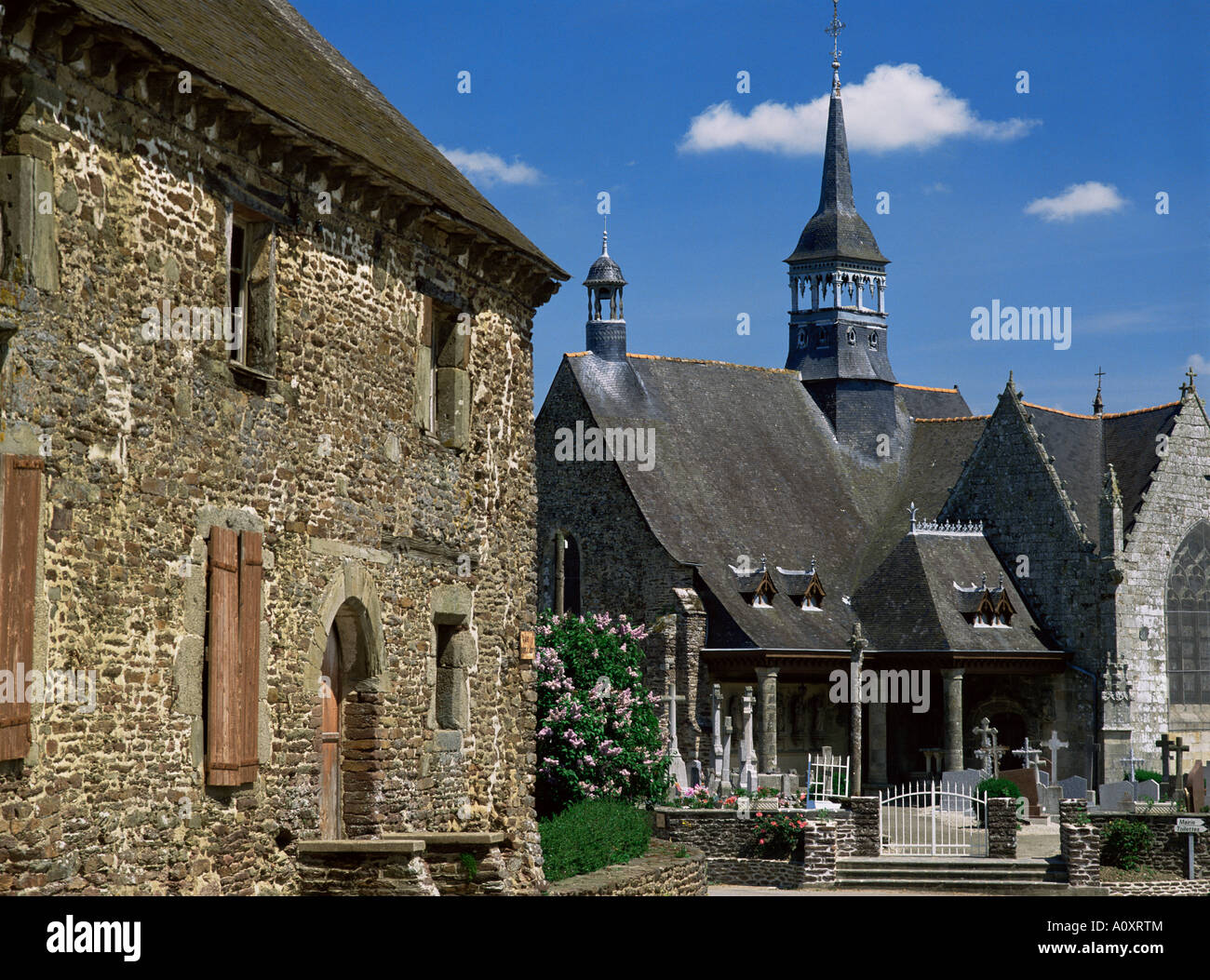 Case di villaggio e Chiesa San Lery Morbihan Bretagna Francia Europa Foto Stock