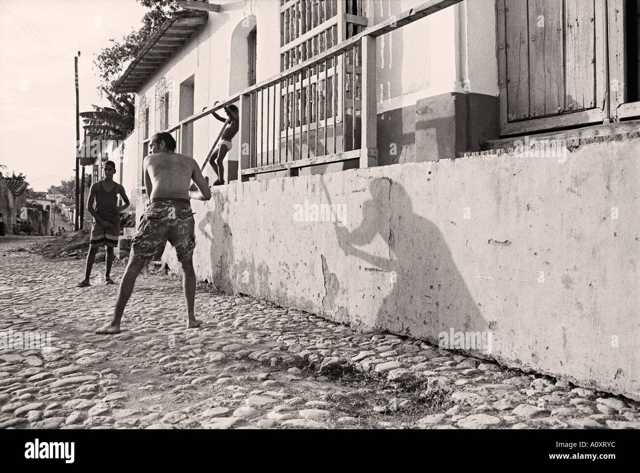 CUBA TRINIDAD i giovani a giocare a baseball Foto Stock