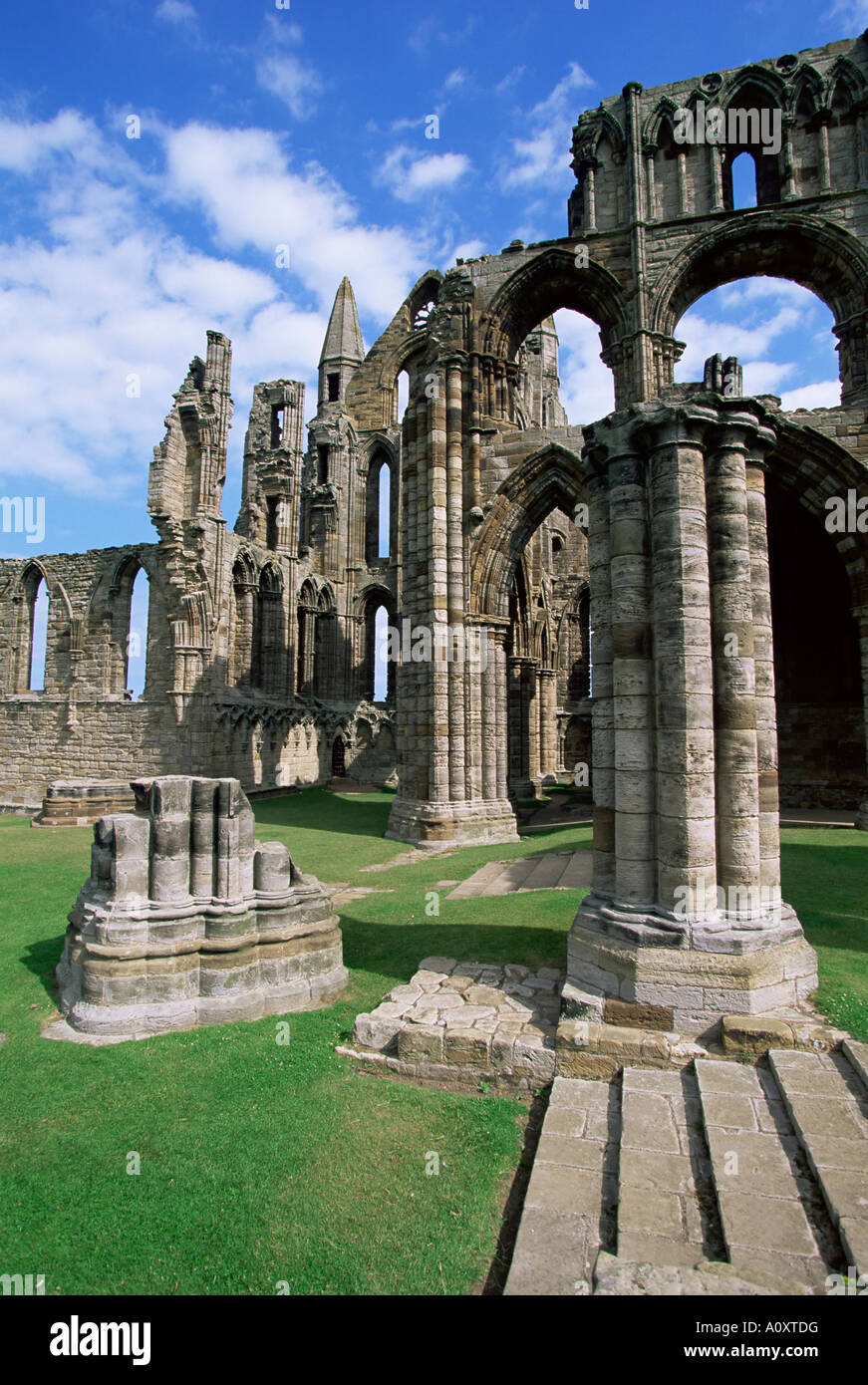 Rovine di Whitby Abbey fondata da St Hilda di 657annuncio Whitby Yorkshire England Regno Unito Europa Foto Stock