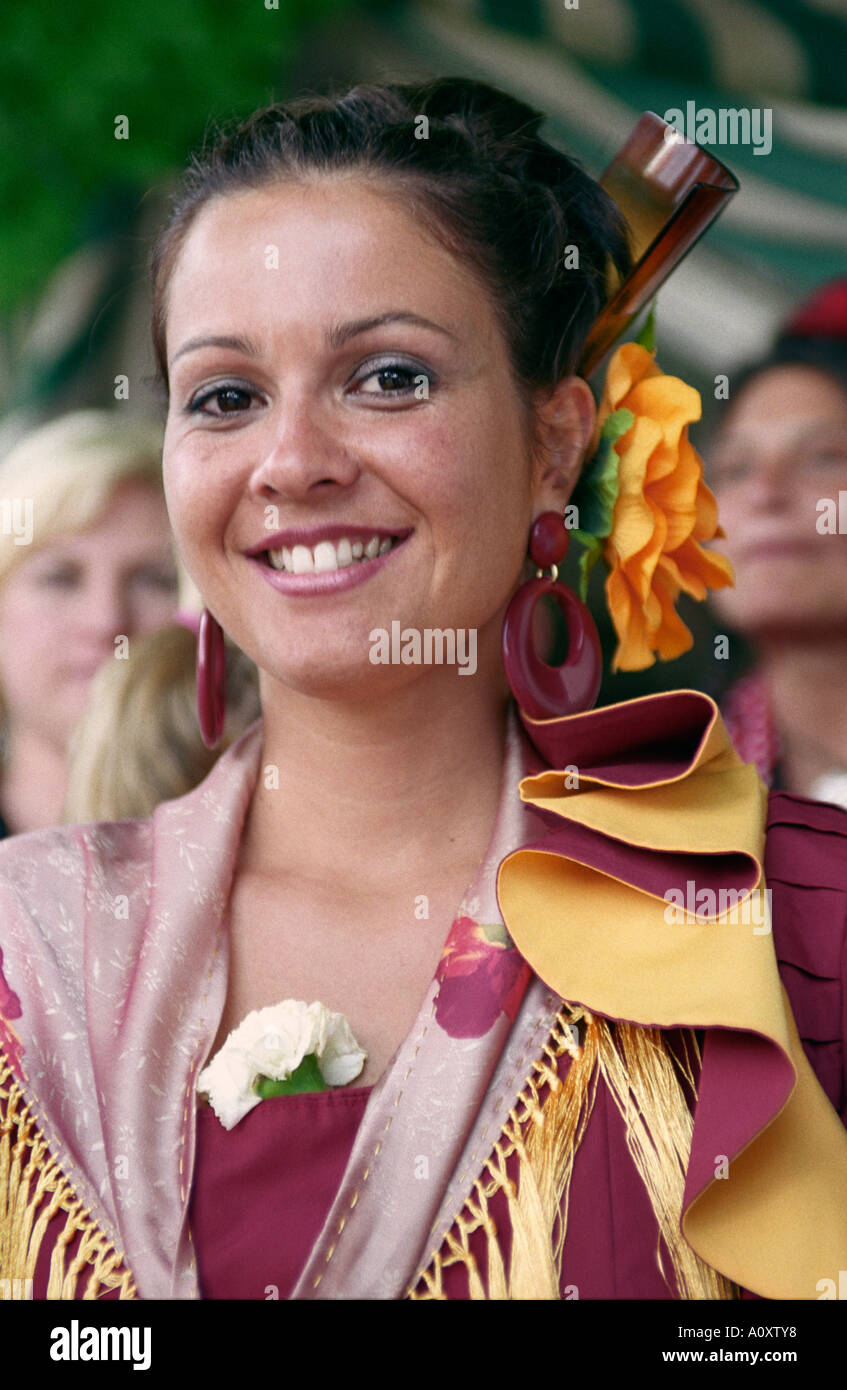 Siviglia, in Andalusia, Spagna. Ritratto di donna a Feria de Abril Foto Stock