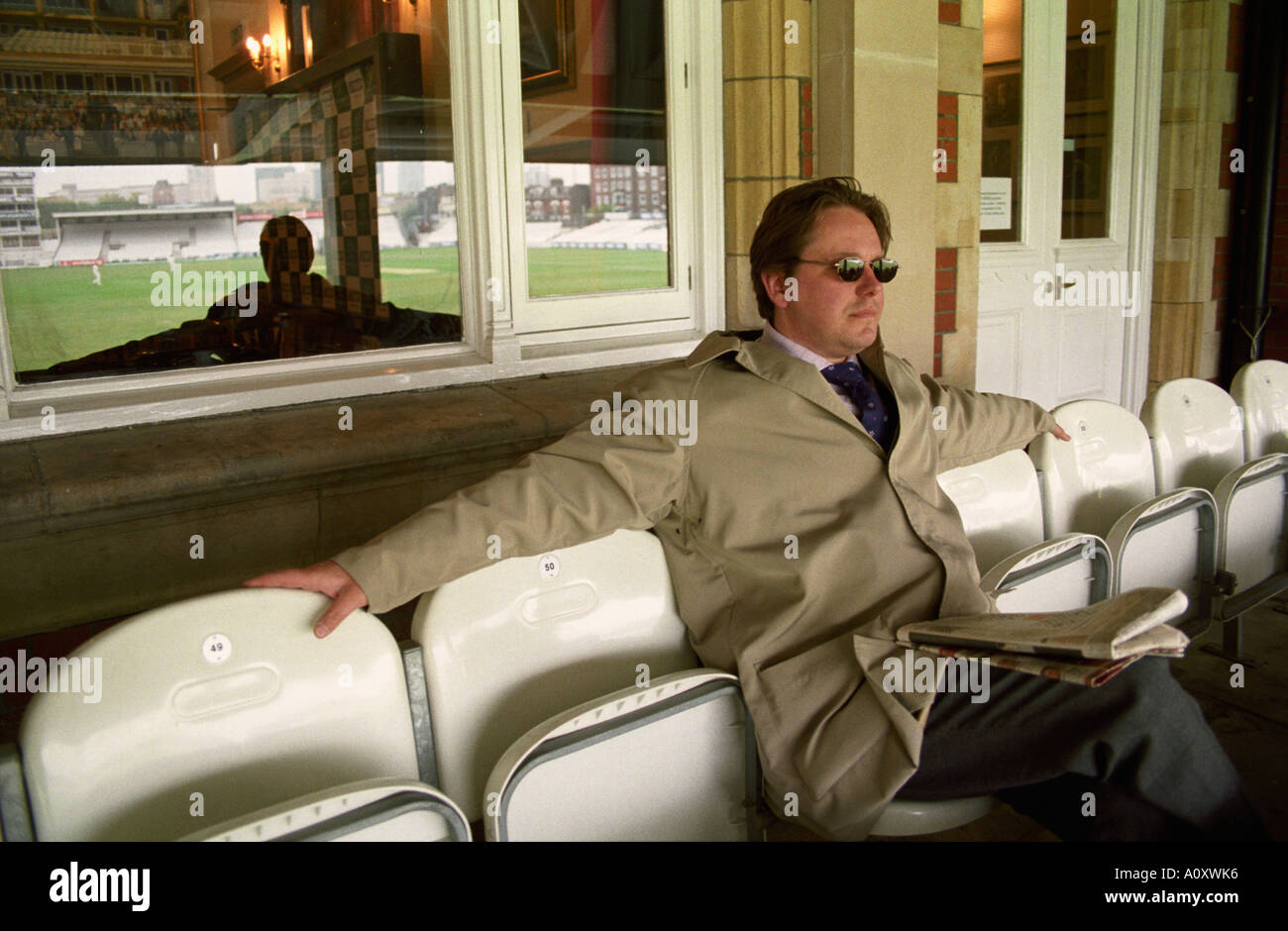 Regno Unito Inghilterra Londra spettatore ad una County Cricket tenutosi presso la casa ovale del Surrey County Cricket Club Foto Stock