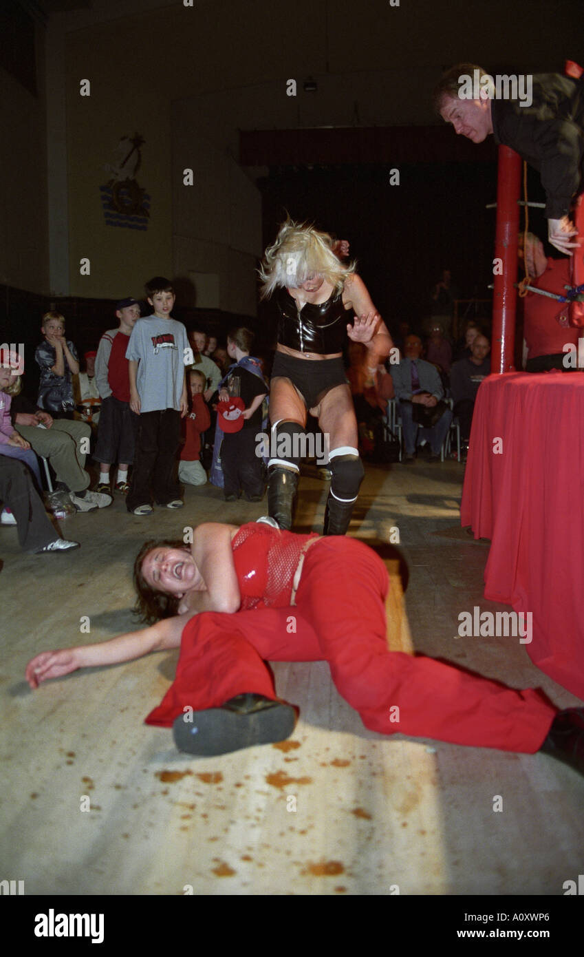 Inghilterra, Regno Unito. Professional wrestling femminile presso la Assembly Hall a Worthing Foto Stock