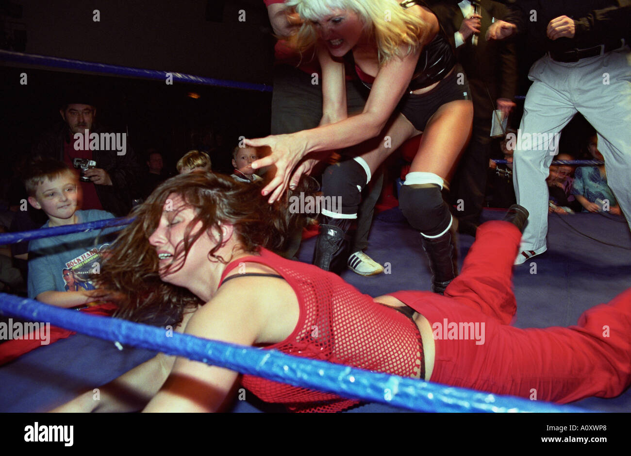 Inghilterra, Regno Unito. Professional wrestling femminile presso la Assembly Hall a Worthing Foto Stock