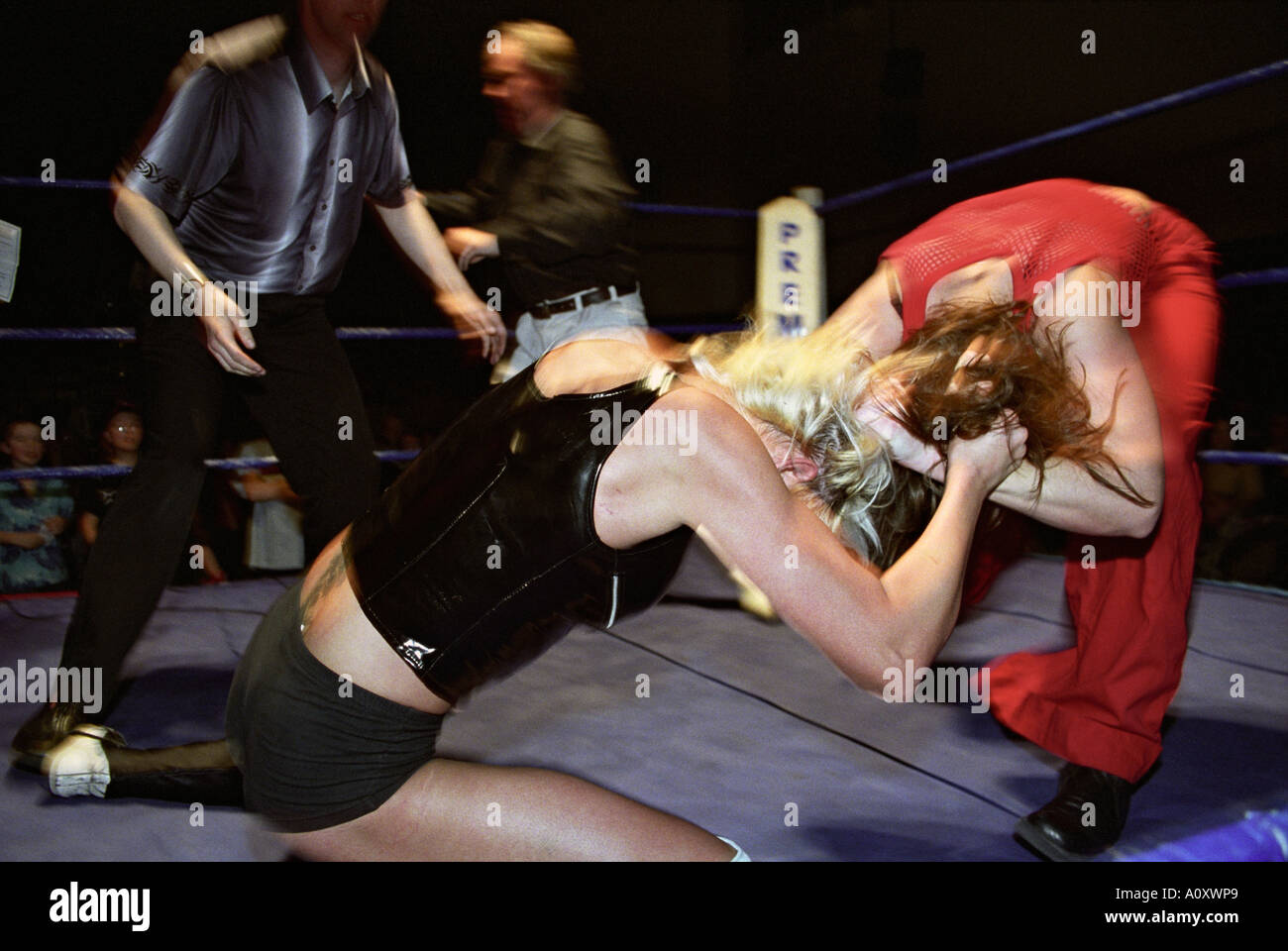 Inghilterra, Regno Unito. Professional wrestling femminile presso la Assembly Hall a Worthing Foto Stock